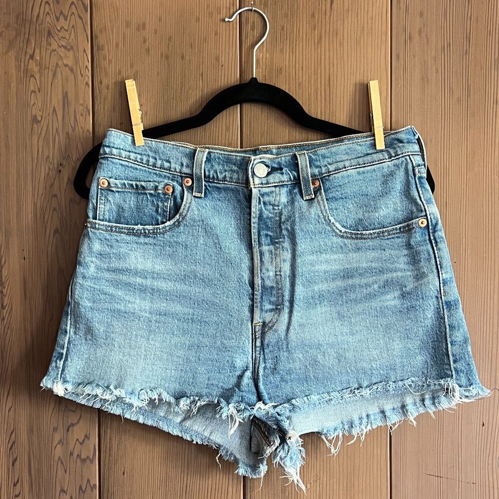 Levis Ribcage Jean Shorts NWOT size 30,